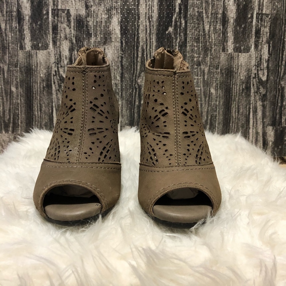 Earth brand Peep Toe Shoe-ties